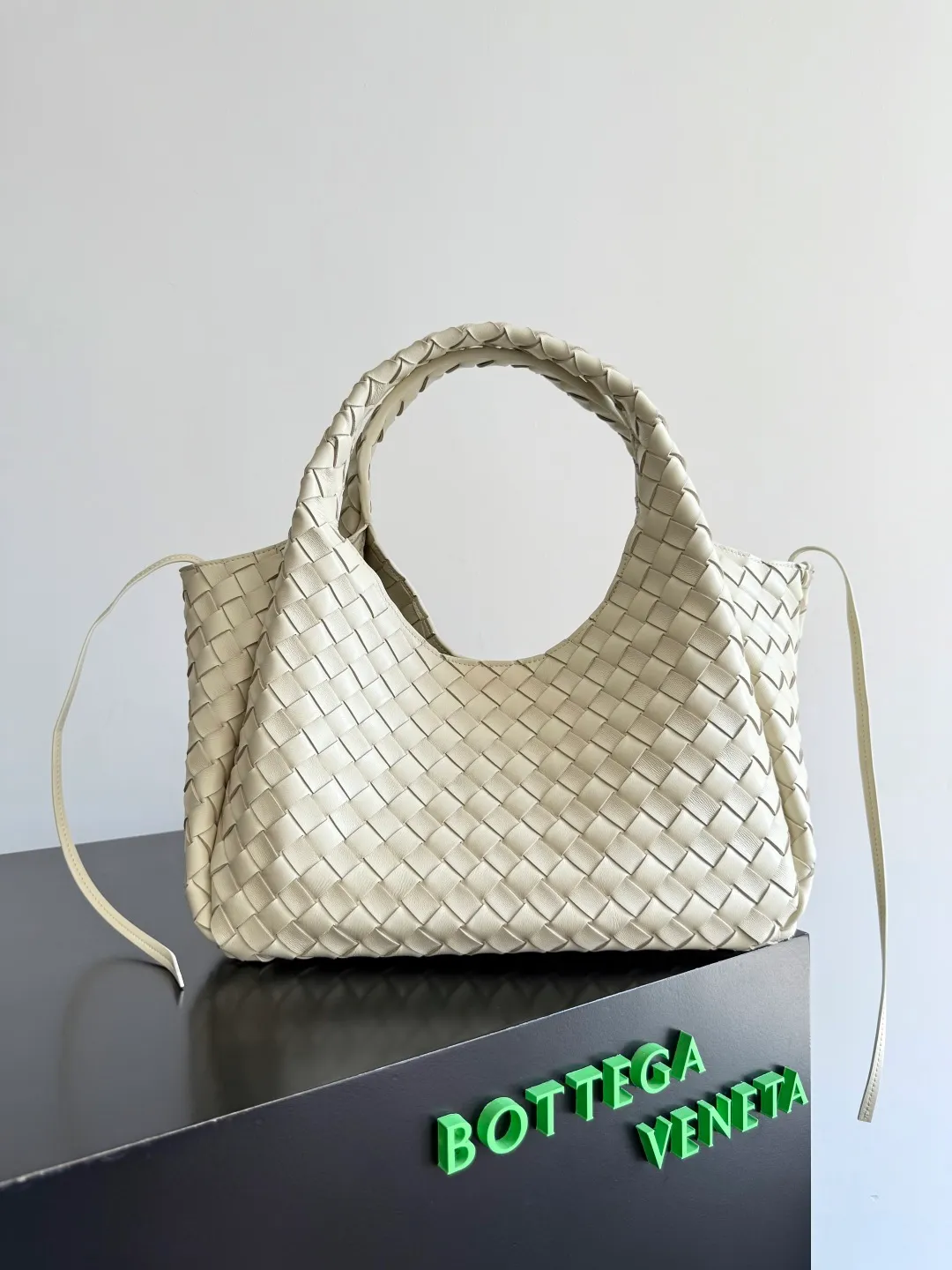 Batch 2160 new products are coming! BOTTEGA VENETA Bottega Veneta's 2025 new Campana shoulder bag is on the market~ First of all, I would like to praise the weight of this bag. As a not too small bag, it is very light for daily use. For people like me who need to carry a lot of belongings when going out, this advantage is great, and it greatly reduces the burden of traveling. 🛍️The shape is a bit like a combination of parachute and jodie. The blunt triangle shape is cute and honest. Carrying it on your back when going shopping is a good mood accelerator. The handles and body of the bag are both classic weaves. A tie is added to the original open design. If it is not tied up, the bag will look like a small vegetable basket when carried. Style number: 844249 Size: 33*20*16.5cm